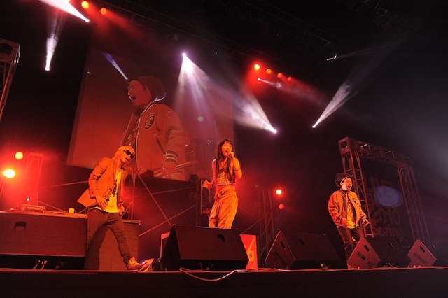 写真は3月25日に品川ステラボールで行われたライブイベント「LIVE BUDS 2010 Spring」でのスポンテニアのステージ。新メンバーKaoriはこのライブで加入が発表された。