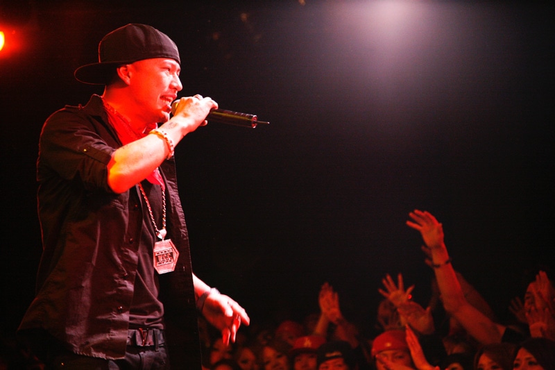 3月24日にリリースされた「THE STORY OF REDSTA -RED MAGIC TOUR 2009- Chapter 2」には、選りすぐりの客演楽曲8曲と未発表音源1曲を収録したCD、昨年12月のツアーファイナル公演の映像を収めたDVDが同梱されている。