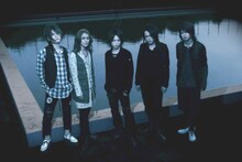 実力派揃いのビジュアル系スーパーバンドRayflower。写真左からYUKI（G）、都啓一（Key）、田澤孝介（Vo）、Sakura（D）、IKUO（B）。