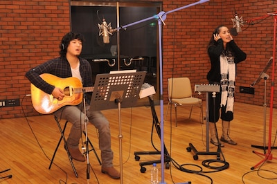 「ハーブの恵み」は東洋ハーブ13種類を原材料とした「心と体の癒しのお酒」。女性向けのやわらかな口当たりで、ストレート、ロック、お湯割り、炭酸割りなどさまざまな飲み方を楽しめる（写真はレコーディング風景）。