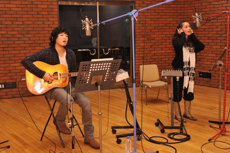 「ハーブの恵み」は東洋ハーブ13種類を原材料とした「心と体の癒しのお酒」。女性向けのやわらかな口当たりで、ストレート、ロック、お湯割り、炭酸割りなどさまざまな飲み方を楽しめる（写真はレコーディング風景）。