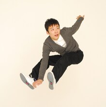 往年の喜劇俳優のような見事なジャンプを見せる星野源。「TV Bros.」の対談連載「細野晴臣と星野源の地平線の相談」ではお互いのソロアルバムへの楽曲提供を約束していたが、今回のアルバムではその約束が実現しているのか気になるところ。