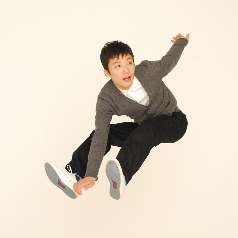 往年の喜劇俳優のような見事なジャンプを見せる星野源。「TV Bros.」の対談連載「細野晴臣と星野源の地平線の相談」ではお互いのソロアルバムへの楽曲提供を約束していたが、今回のアルバムではその約束が実現しているのか気になるところ。