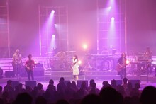 写真は「みなさんこんにつあー!!2010　全国あんぎゃー!!～ハジマリノウタ～」初日の埼玉県三郷市文化会館公演の模様。このツアーは9月29日の長野県ホクト文化ホールまで全60公演という、いきものがかりにとって最大の規模で行われる。