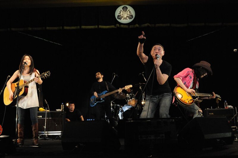 泉谷しげるとLOVE PSYCHEDELICO（撮影：中嶌英雄）