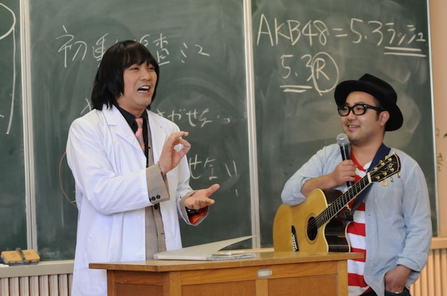 加藤ひさし（写真左）による「ロックの授業」の様子。日直は松本素生（写真右）が担当（撮影：中嶌英雄）