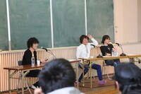 the pillowsによる「ロックの授業」の様子。授業はラジオの公開収録を兼ねて実施された（撮影：岡利恵子）