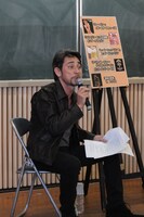 クリス・ペプラ―による「ロックの授業」の様子（撮影：岡利恵子）