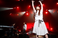 突然ステージに現れた五十嵐に驚き、思わず敬語で話しかけてしまった持田。