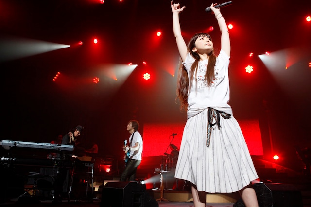 突然ステージに現れた五十嵐に驚き、思わず敬語で話しかけてしまった持田。