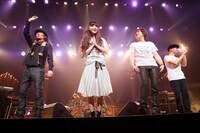 Every Little Thingの東京国際フォーラム追加公演の模様。