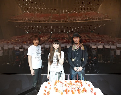 観客による巨大な人文字をバックに記念撮影。