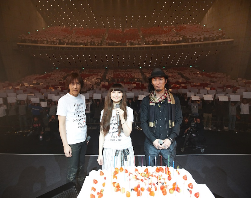 観客による巨大な人文字をバックに記念撮影。