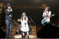 Every Little Thingの東京国際フォーラム追加公演の模様。