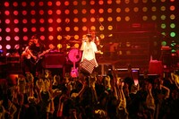 オーディエンスはオフィシャルグッズの「ピコパペット」を手にライブを堪能。