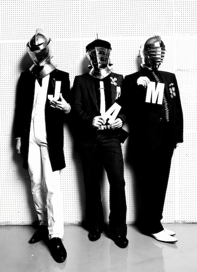 今回のアーティスト写真では、スーツに西洋兜というファッションを披露しているJ.A.Mの3人。ちなみに1stアルバムリリース時のアーティスト写真では、それぞれ異なる動物の被り物を着用していた。