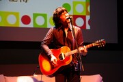 秦基博、休日の表参道ヒルズでソファトーク&弾き語りライブ