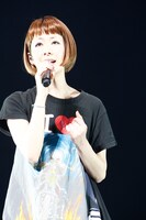 MCでは「桜も咲いたね。もちろん私が咲かせたんでございますけどね（笑）」と話し、桜の開花にウキウキ気分を抑えきれない様子。（photo by Tsukasa Miyoshi）