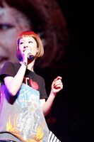 客席から「桜よりカエラのほうがキレイ！」という声が飛ぶとカエラは「わかってるねー。ありがとうございまちゅ！」と返した。（photo by Tsukasa Miyoshi）