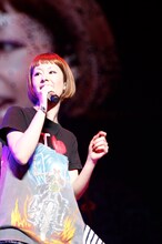 客席から「桜よりカエラのほうがキレイ！」という声が飛ぶとカエラは「わかってるねー。ありがとうございまちゅ！」と返した。（photo by Tsukasa Miyoshi）