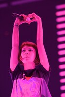 3曲目「マスタッシュ」の終わりには、手で作ったこのハートから客席を覗きこむ仕草をみせた。（photo by Tsukasa Miyoshi）