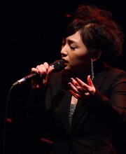 ジャズを歌う加護亜依。