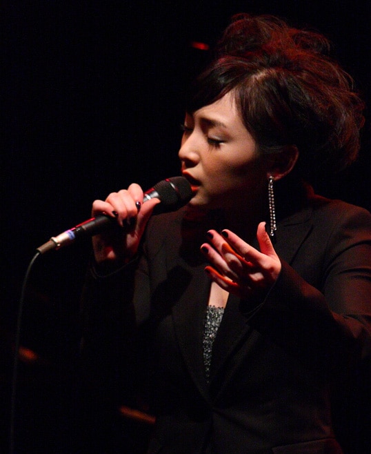 写真は今年2月に開催したコンサートでジャズを歌う加護亜依。