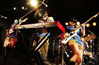 青のミリタリールックで新代田FEVERのステージに登場したキノコホテル。