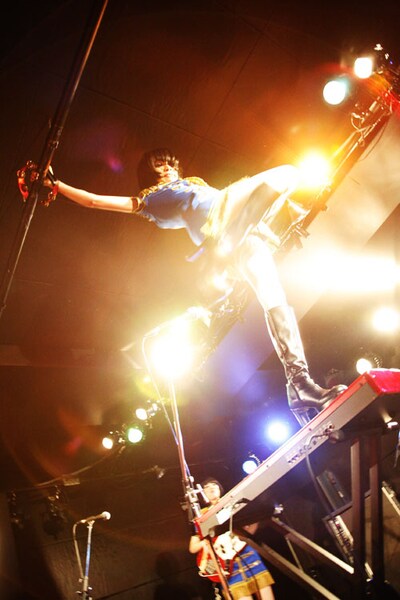 メンバー紹介のソロ回しでは、電気オルガンの上に登り観客を文字どおり上から目線で見下ろしたマリアンヌ東雲。