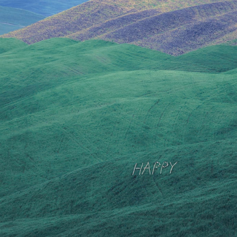 写真は「HAPPY」のジャケット。