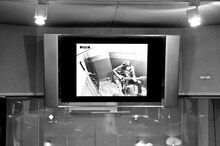 別室でアコースティックギターを弾くTAXMAN。