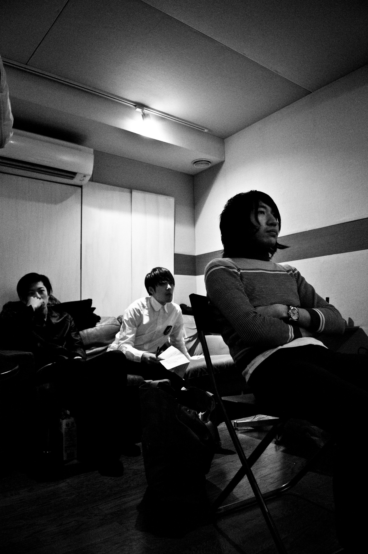 TAXMANのレコーディングを別室から見守るMARCY（Dr／写真左）、ROY（中央）、JIM（G／右）。