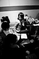 和気あいあいとした雰囲気の中、歌詞の相談をするROY（写真左）とJIM（右）。