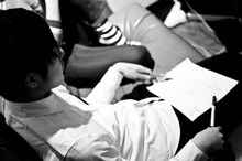 レコーディング前に歌詞を確認するROY。