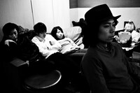 TAXMAN（写真手前）の演奏したギターフレーズが重ねられた音源を、メンバー全員で試聴。