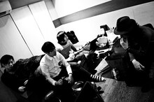 レコーディングスタジオではリラックスして過ごすことが多かったTHE BAWDIESの4人だが、レコーディングした音源を聴く際には皆、真剣な表情を見せた。