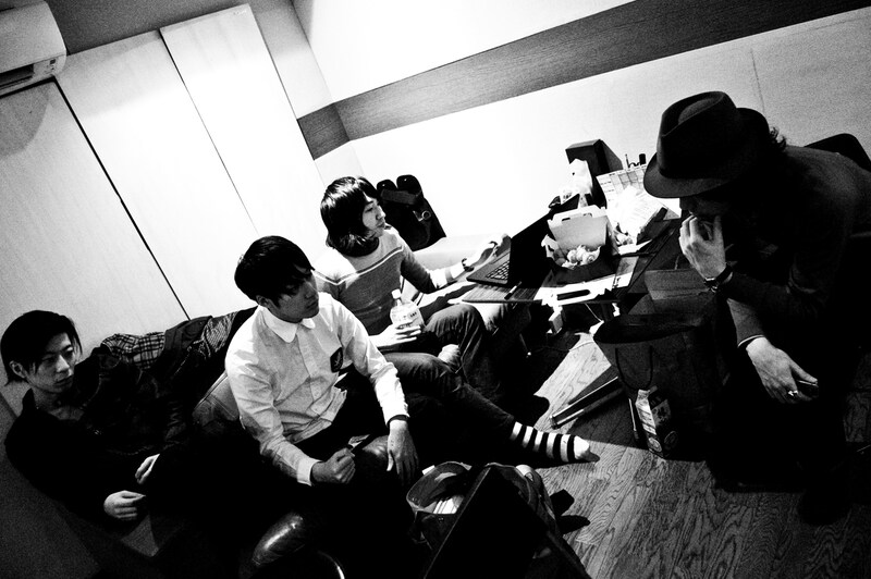 レコーディングスタジオではリラックスして過ごすことが多かったTHE BAWDIESの4人だが、レコーディングした音源を聴く際には皆、真剣な表情を見せた。