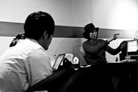 曲のアイデアについて意見交換をするROY（写真左）とTAXMAN（右）。