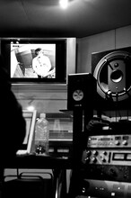 別室にいるROYの様子を映し出しすモニター。