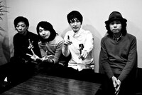 レコーディングの合間には、ナタリーへのコメント映像も収録。こちらも記事とあわせてチェックしてほしい。