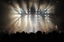 「河村隆一 世界遺産劇場 厳島神社～独唱夜」では、昨年10月18日に行われたコンサートの模様を放送（写真は「河村隆一 Live 2010 "Sora"」の様子）。