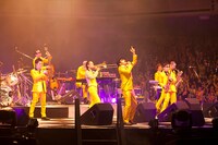 円形かつ回転するステージについて、谷中が「ファンの人を見れば自分が今どっちを向いてるかわかる」と語ったのに対し、民生は「一緒ですよみんな！」と冷静に切り返した。