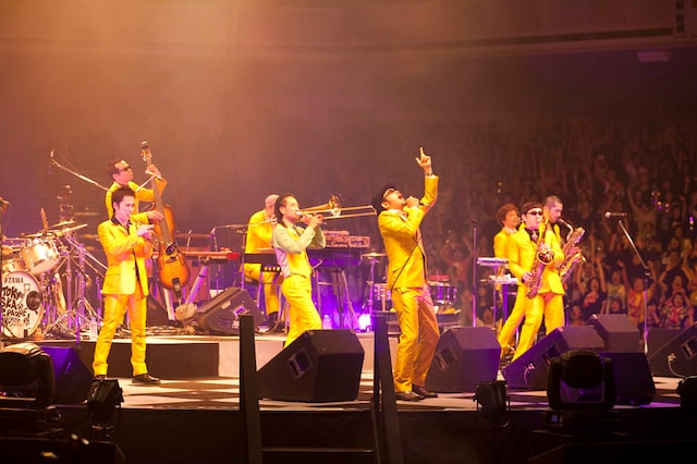 円形かつ回転するステージについて、谷中が「ファンの人を見れば自分が今どっちを向いてるかわかる」と語ったのに対し、民生は「一緒ですよみんな！」と冷静に切り返した。