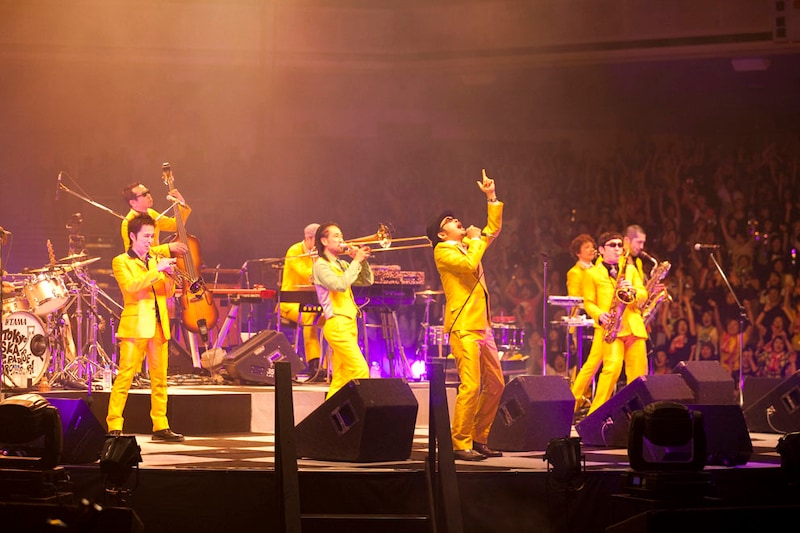 円形かつ回転するステージについて、谷中が「ファンの人を見れば自分が今どっちを向いてるかわかる」と語ったのに対し、民生は「一緒ですよみんな！」と冷静に切り返した。