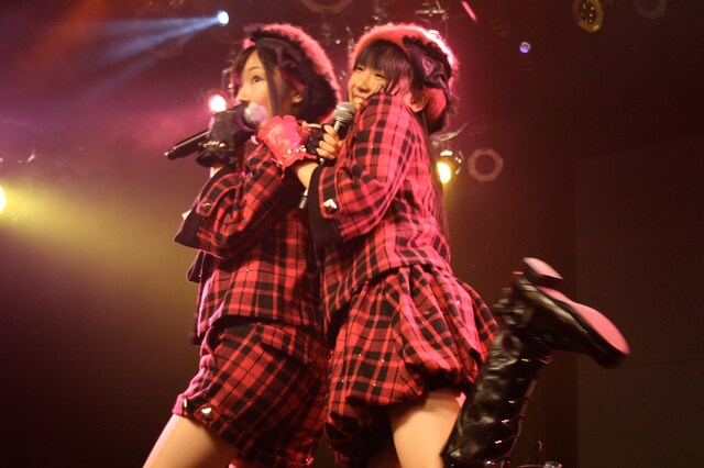 森紗雪（写真右）は昨年2月に、研究生からチームSへ昇格。現在行われている3rd公演「制服の芽」では、ユニット曲「狼とプライド」にて矢神久美（左）と息の合った歌とダンスを披露していた（写真は昨年10月25日の劇場公演の様子）。