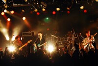 先日オフィシャルTwitterアカウント（@UNCHAINofficial）を開設したばかりのUNCHAIN。ファンはフォローをお忘れなく（写真はツアー「54songs/3days」名古屋公演の模様）。