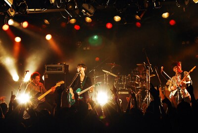 先日オフィシャルTwitterアカウント（@UNCHAINofficial）を開設したばかりのUNCHAIN。ファンはフォローをお忘れなく（写真はツアー「54songs/3days」名古屋公演の模様）。