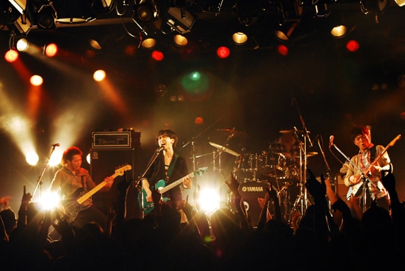 先日オフィシャルTwitterアカウント（@UNCHAINofficial）を開設したばかりのUNCHAIN。ファンはフォローをお忘れなく（写真はツアー「54songs/3days」名古屋公演の模様）。