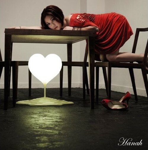 シングル「あいたい気持ち」（写真）には初回プレス特典として、「あいたい気持ち」に効くと言われる宮崎県青島神社の祈祷による、恋愛Hanahことばカードが封入される。