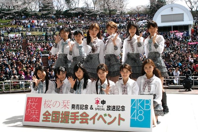 シングル「桜の栞」は、「RIVER」に続きオリコンウィークリーチャートで1位を獲得。現在までに37万枚以上ものセールスを記録している。